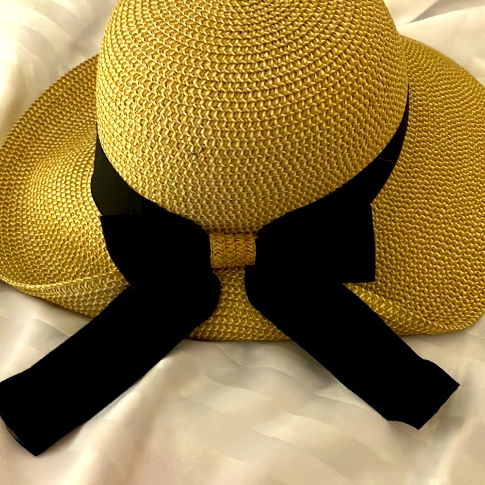 Worn once beautiful beach hat
